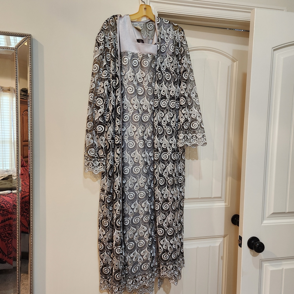 Chic Black and White Paisley Long Sleeve Dress